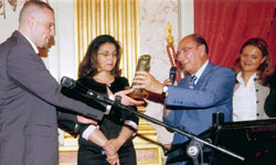 Mr Dassault remet un trophée créé par Cadoweb