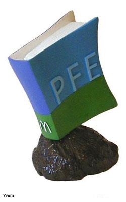 Trophée Mc DO présentant un Livre où apparait en bas relief les lettres PFE