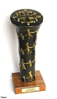 Trophée Odyssée Gourmande présentant une forme verticale évasée vers le haut 