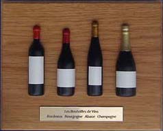 Mini bouteilles de vin 4 formes en relief sur bois verni