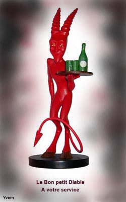 Figurine du Diable  portant un plateau avec verres et bouteille