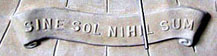 Bas relief latin "Sine sol nihil sum"