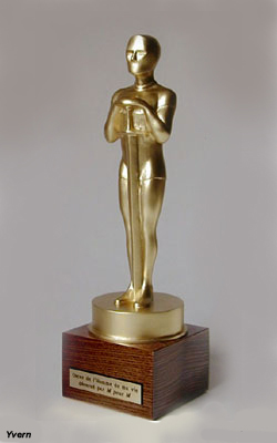 Statuette Trophée du Cinéma aspect or montée sur socle en bois verni