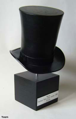 Trophée présentant un chapeau Gibus noir monté sur socle Noir