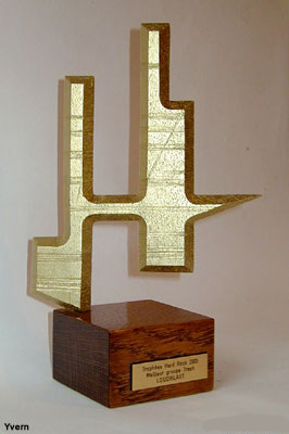 Trophée présentant un H stylisé monté sur socle en bois verni